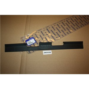 8659876 Volvo V70 retainer grille